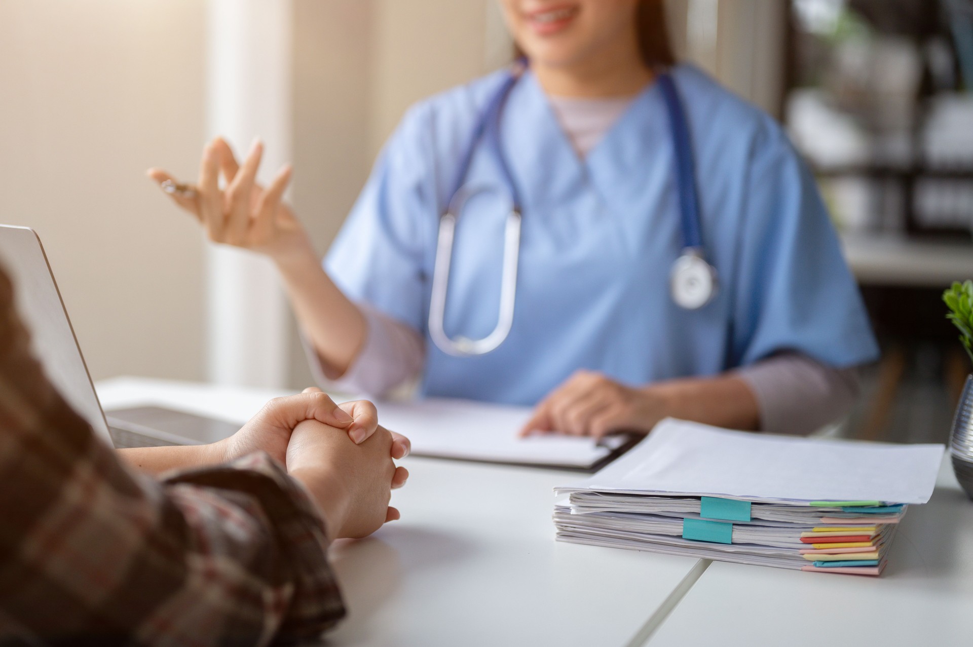 Imagen en primer plano de la mano de un paciente grave que tiene una consulta médica con un médico